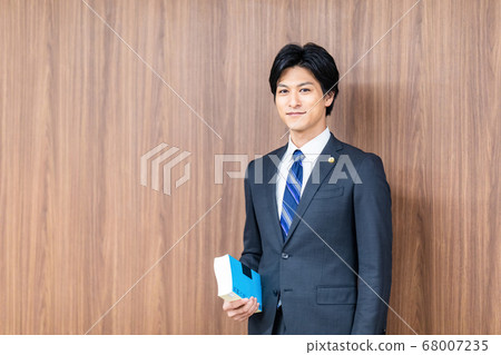 站在法院的男律師 68007235