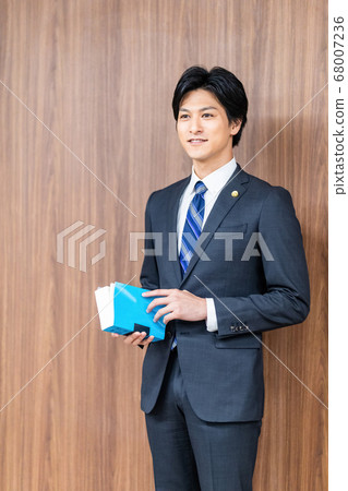 站在法院的男律師 68007236