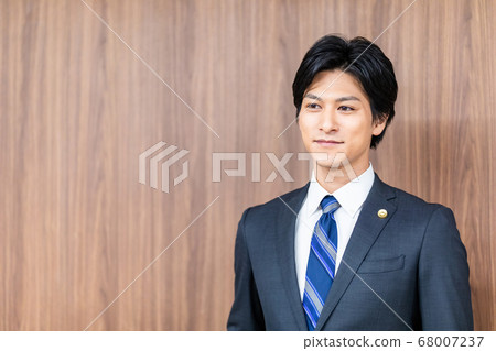 站在法院的男律師 68007237