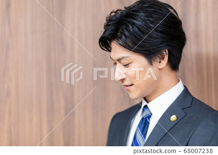 站在法院的男律師 68007238