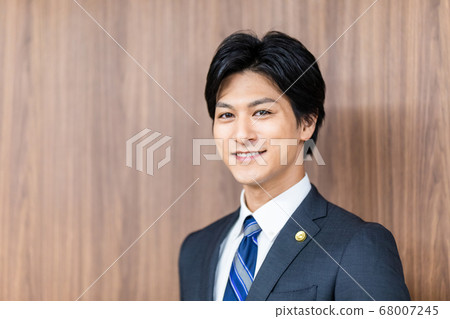 站在法院的男律師 68007245