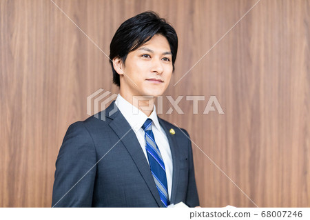 站在法院的男律師 68007246