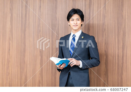 站在法院的男律師 68007247