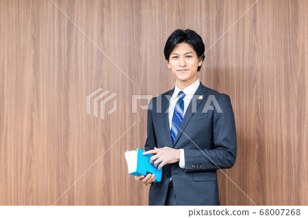 站在法院的男律師 站在法院的男律師 68007268