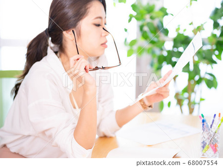 脫下她的眼鏡的年輕女子在工作 68007554