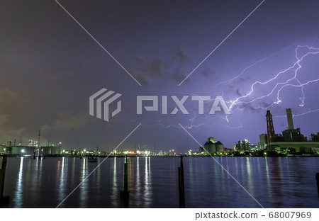 Factory night view and lightning 68007969