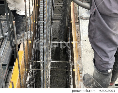 Concrete pouring with ready-mixed concrete pump car 68008003