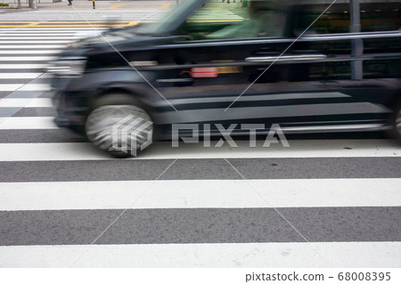 A picture of a running car 68008395