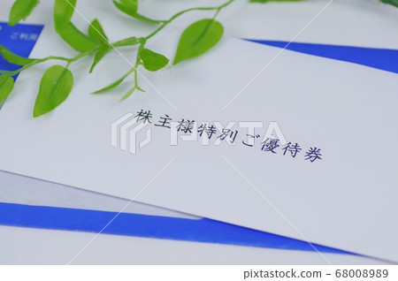 Image of shareholder benefits 68008989