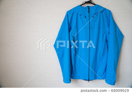 Blue rainwear (raincoat) with waterproof and breathable function that is ideal for rainy days 68009029