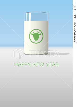 2021新年賀卡牛奶在垂直文本的杯子裡 2021新年賀卡牛奶在垂直文本的杯子裡 68009140