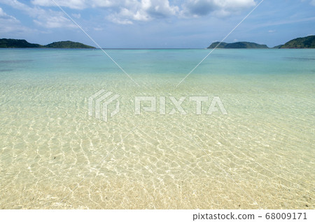 沖繩縣西表島的船漂浮在伊達之濱 沖繩縣西表島的船漂浮在伊達之濱 68009171