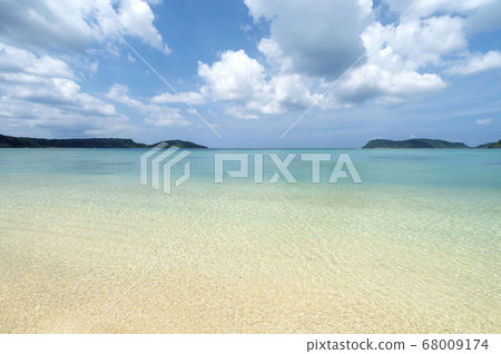 Okinawa Prefecture Iriomote Island's boat floating Ida no Hama Okinawa Prefecture Iriomote Island's boat floating Ida no Hama 68009174