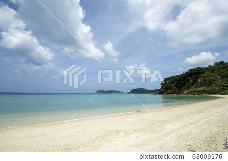 Okinawa Prefecture Iriomote Island's boat floating Ida no Hama Okinawa Prefecture Iriomote Island's boat floating Ida no Hama 68009176