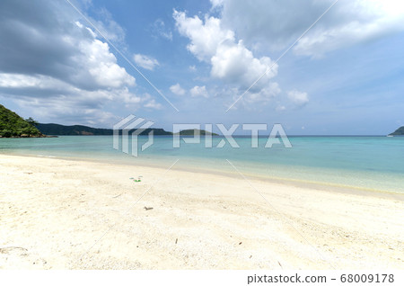 沖繩縣西表島的船漂浮在伊達之濱 沖繩縣西表島的船漂浮在伊達之濱 68009178