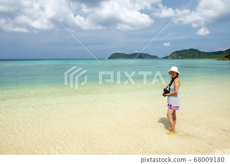 一位女性攝影師,在西表島沖繩島的愛達荷馬海灘拍照 一位女性攝影師,在西表島沖繩島的愛達荷馬海灘拍照 68009180