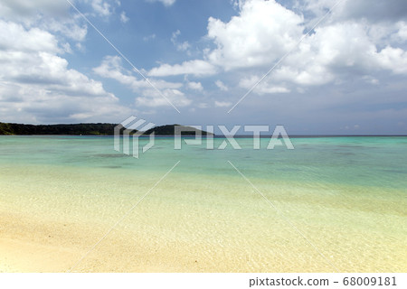 Okinawa Prefecture Iriomote Island's boat floating Ida no Hama Okinawa Prefecture Iriomote Island's boat floating Ida no Hama 68009181