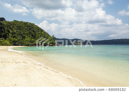 Okinawa Prefecture Iriomote Island's boat floating Ida no Hama Okinawa Prefecture Iriomote Island's boat floating Ida no Hama 68009182