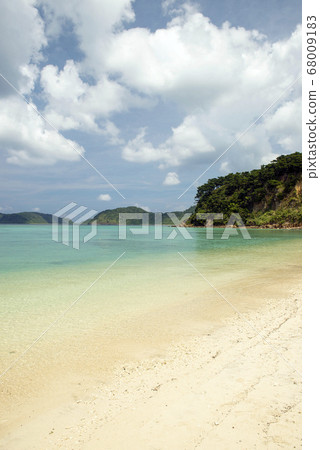 Okinawa Prefecture Iriomote Island's boat floating Ida no Hama Okinawa Prefecture Iriomote Island's boat floating Ida no Hama 68009183