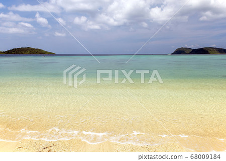 沖繩縣西表島的船漂浮在伊達之濱 沖繩縣西表島的船漂浮在伊達之濱 68009184