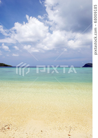 Okinawa Prefecture Iriomote Island's boat floating Ida no Hama Okinawa Prefecture Iriomote Island's boat floating Ida no Hama 68009185