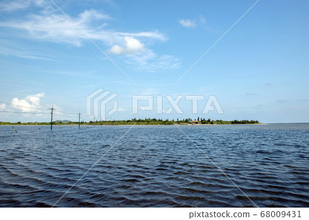 Yufu Island in Iriomote Island, Okinawa Prefecture 68009431