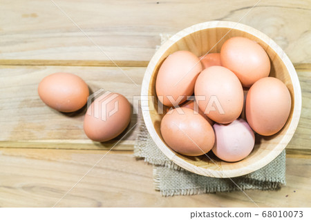 Raw chicken eggs 68010073