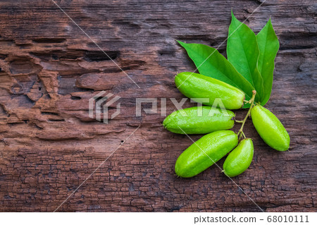 Averrhoa bilimbi fruit 68010111