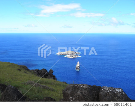 The sea as seen from Lanokau on Easter Island The sea as seen from Lanokau on Easter Island 68011401