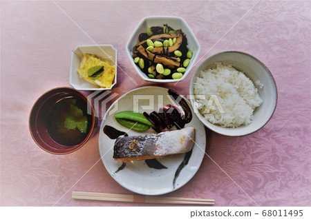 日式餐桌，烤鮭魚，hi鍋，煎蛋，味o湯，煎蛋 68011495