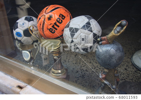 如果仔細觀察，會發現有一個浮球 68011593