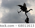 在多雲的天空中射箭的天使雕像 68011613