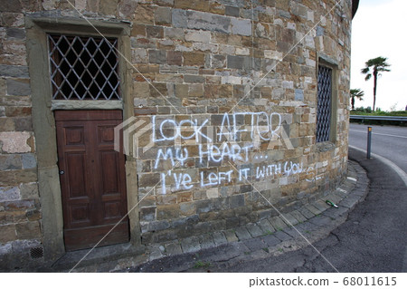 留下痛苦的愛情信息的意大利牆 68011615
