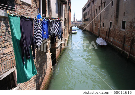 威尼斯河邊上掛著的洗衣店 68011616