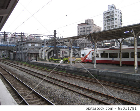 台灣基隆-04/12/2011:台灣歷史圖像：台鐵EMU1200型自強號列車停靠地下化前的基隆車站 68011781