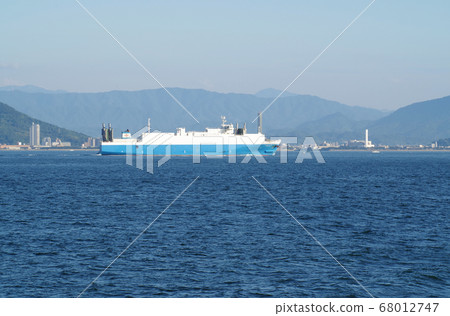 在瀨戶內海航行的貨船的視圖 在瀨戶內海航行的貨船的視圖 68012747