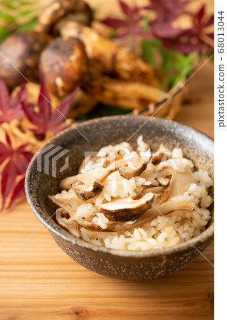 Matsutake mushroom rice 68013044