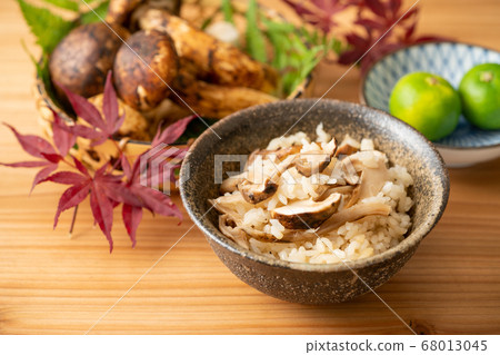 Matsutake mushroom rice 68013045