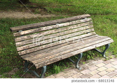 Bench of Tsurumi Ryokuchi Park Bench of Tsurumi Ryokuchi Park 68013148