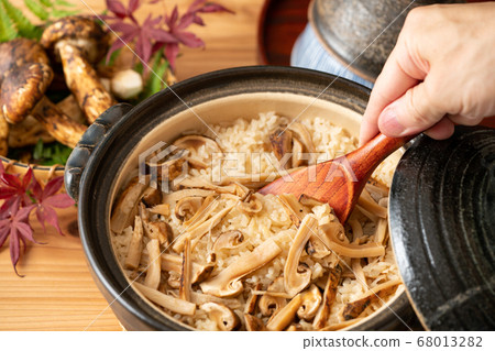 Freshly cooked matsutake rice 68013282