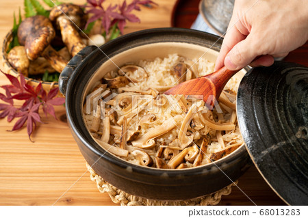 Freshly cooked matsutake rice 68013283