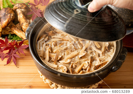 Freshly cooked matsutake rice Freshly cooked matsutake rice 68013289