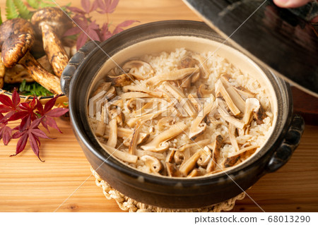 Freshly cooked matsutake rice 68013290