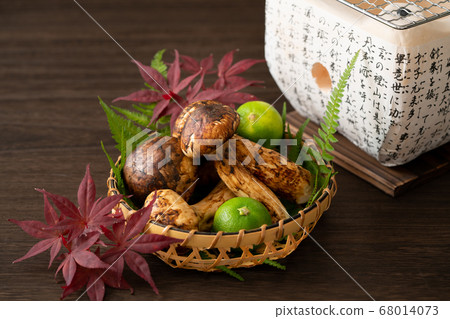 Matsutake mushrooms and seven wheels in a basket 68014073