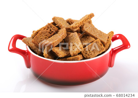 rye crackers with spices in a red pan, spicy snack 68014234