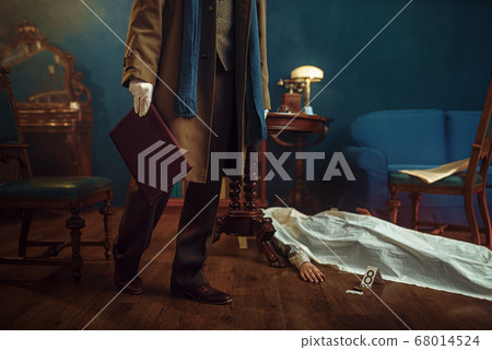 Detective holds leather folder, crime scene Detective holds leather folder, crime scene 68014524