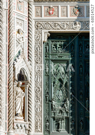 Facade of the famous basilica of Santa Maria del Fiore in Florence (Italy) Facade of the famous basilica of Santa Maria del Fiore in Florence (Italy) 68014527