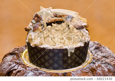 Panettone with nativity scene Panettone with nativity scene 68015430