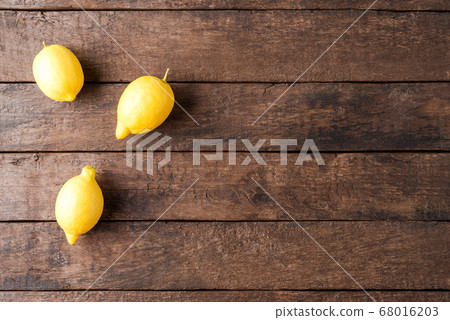 Overhead shot of lemons on wooden table 68016203
