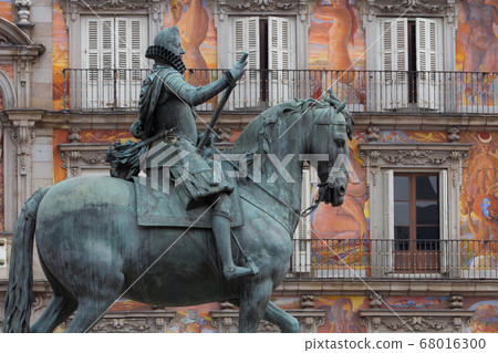 費利佩三世騎馬雕像在西班牙馬德里市長廣場上 68016300